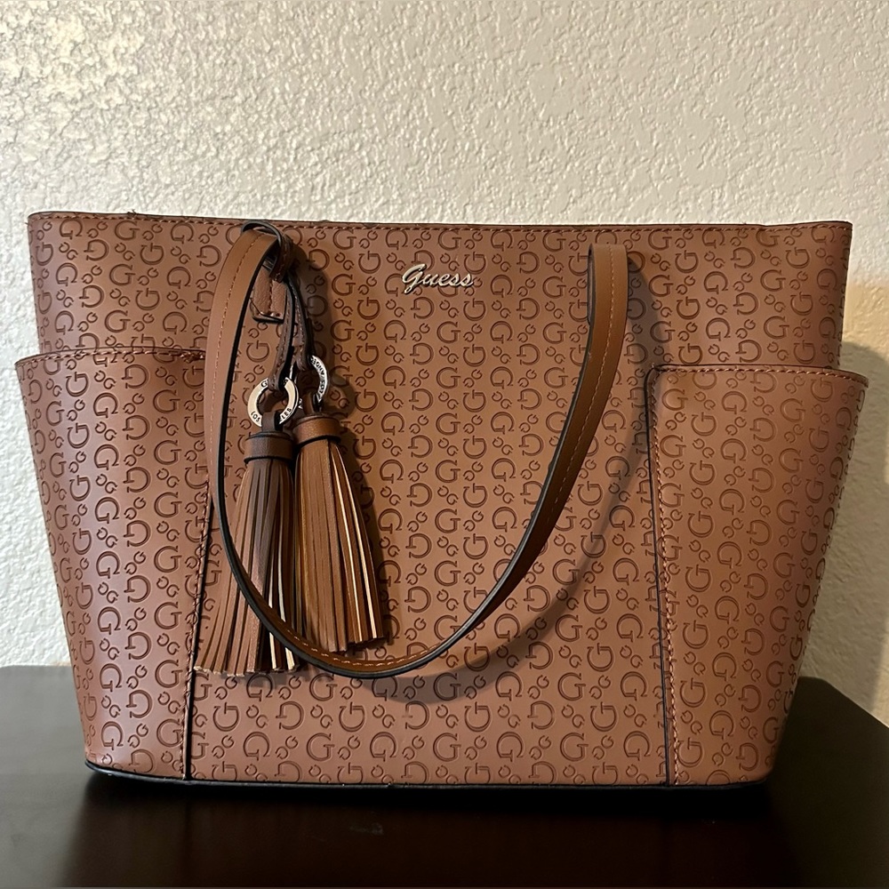 Brand New Designer GUESS Shoulder Handbag